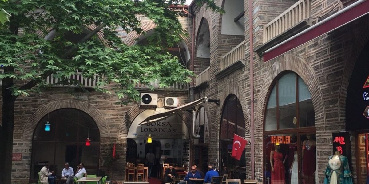 Bursa Koza Hanı avlusu ve tarihi taş yapılar