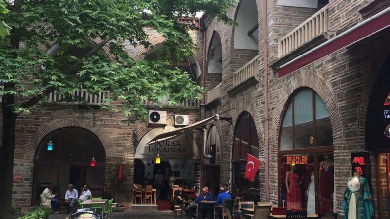 Bursa Koza Hanı avlusu ve tarihi taş yapılar